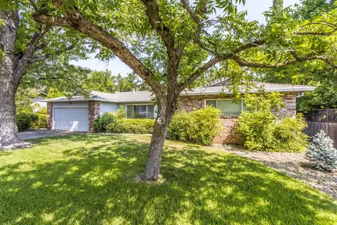 580 Estate St, Redding, CA 96002 photo 2