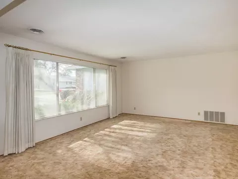 580 Estate St, Redding, CA 96002 photo 4