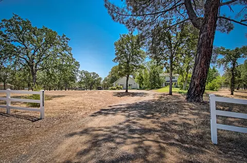 21255 Gilbert Dr, Redding, CA 96002 photo 3