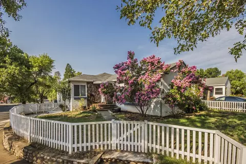 874 Lakeview Dr, Redding, CA 96001 photo 1