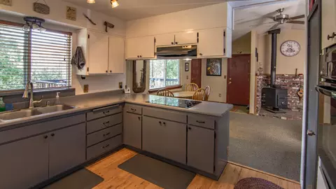 22077 Hidden Valley Dr, Redding, CA 96003 photo 5