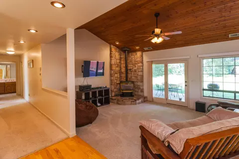 1529 Arroyo Manor Dr, Redding, CA 96003 photo 2