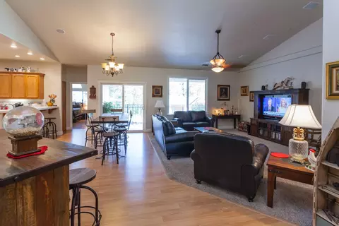 7380 Quiet Dr, Anderson, CA 96007 photo 4