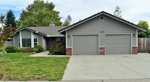 2047 Wicklow St, Redding, CA 96001 photo 1