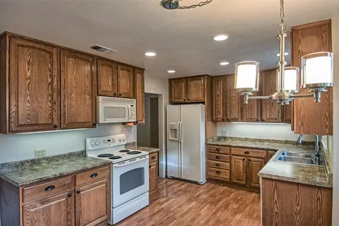775 Gold St, Redding, CA 96001 photo 2