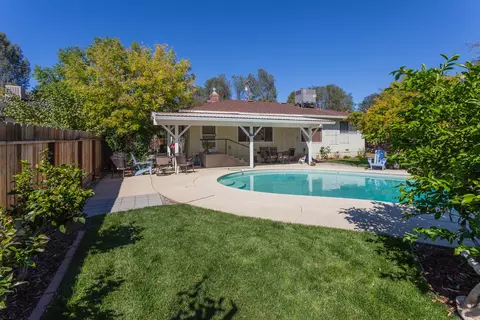 1611 Oakdale Ct, Redding, CA 96002 photo 2