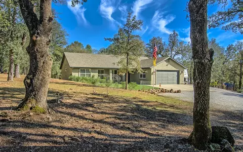 13679 Hilford Ln, Redding, CA 96003 photo 2