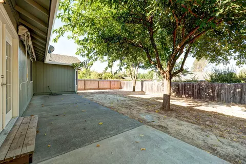 3712 Canterbury Dr, Redding, CA 96002 photo 2