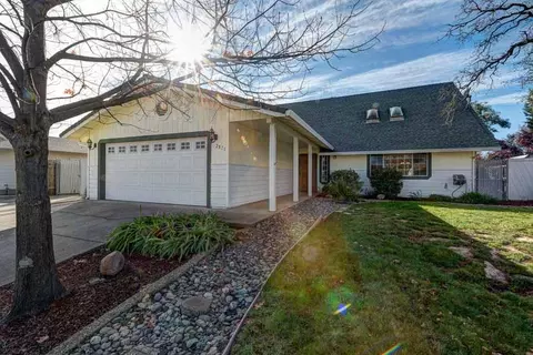 2871 Starlight Blvd, Redding, CA 96001 photo 1