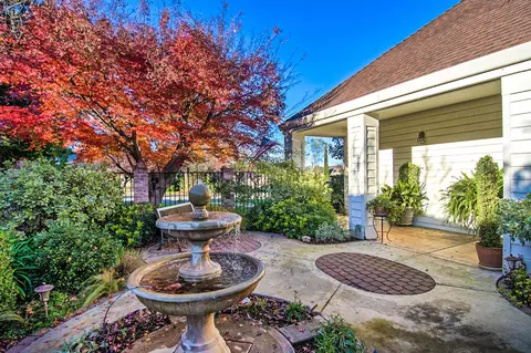507 Royal Oaks Dr, Redding, CA 96001 photo 3