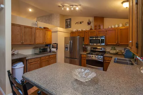 2472 Candlewood Dr, Redding, CA 96003 photo 4