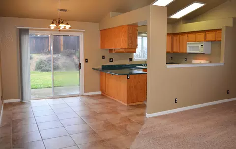 951 Montcrest Dr, Redding, CA 96003 photo 5