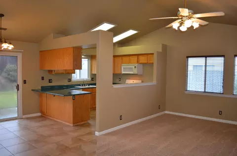951 Montcrest Dr, Redding, CA 96003 photo 3