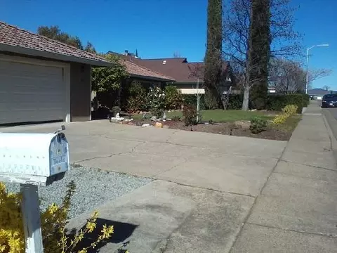442 Peppertree Ln, Redding, CA 96003 photo 2