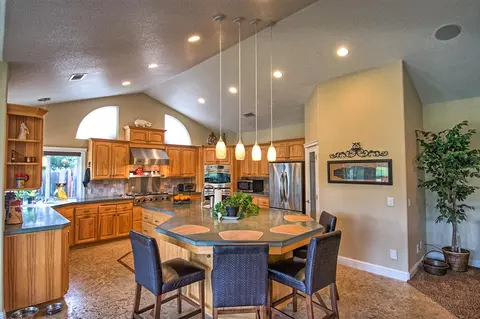 1487 Spanish Bay Dr, Redding, CA 96003 photo 12