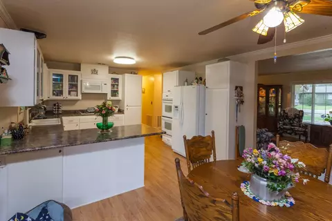6857 Granada Dr, Redding, CA 96002 photo 5