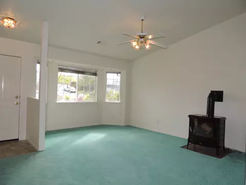 420 Viewpoint Dr, Redding, CA 96003 photo 2