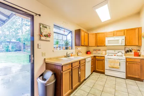 1960 Carleton St, Redding, CA 96002 photo 5