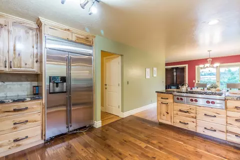 655 Royal Oaks Dr, Redding, CA 96001 photo 9