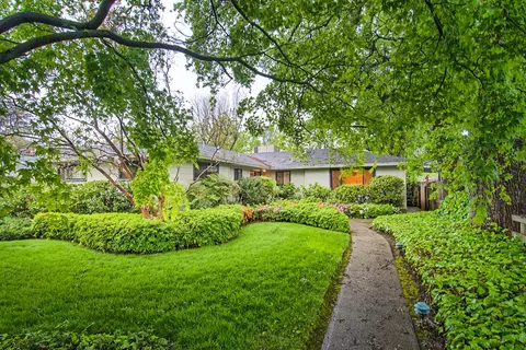 725 Gold St, Redding, CA 96001 photo 1