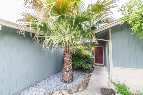 6885 Hemlock St, Redding, CA 96001 photo 2