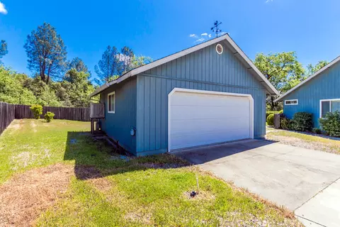 878 Fountain Cir, Redding, CA 96003 photo 2