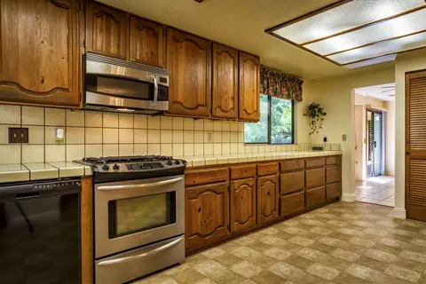 7027 Tucker Ln, Redding, CA 96002 photo 5