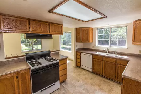 1925 Herbscenta Ln, Redding, CA 96003 photo 2