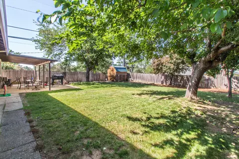 3401 Summit Dr, Redding, CA 96001 photo 2