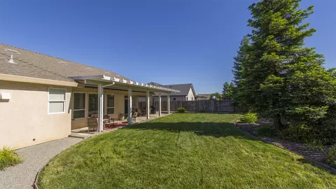 664 Casa Buena St, Redding, CA 96003 photo 3