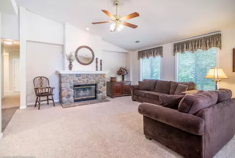 1691 Edgewood Dr, Redding, CA 96003 photo 4