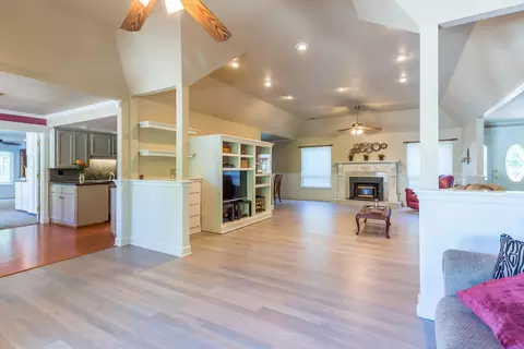 4810 Saratoga Dr, Redding, CA 96002 photo 4