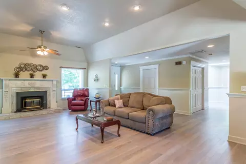 4810 Saratoga Dr, Redding, CA 96002 photo 5