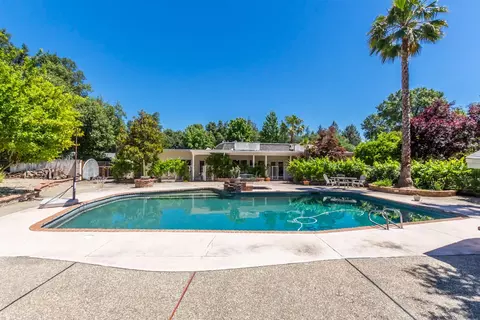4810 Saratoga Dr, Redding, CA 96002 photo 2