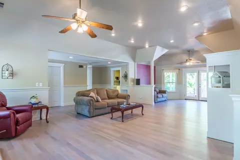 4810 Saratoga Dr, Redding, CA 96002 photo 3