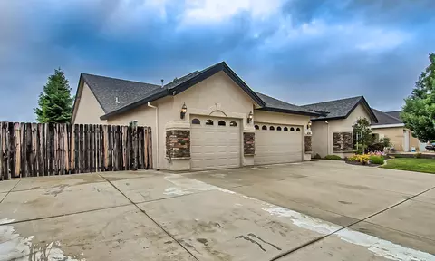 634 Casa Buena St, Redding, CA 96003 photo 3