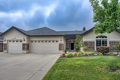 634 Casa Buena St, Redding, CA 96003 photo 2