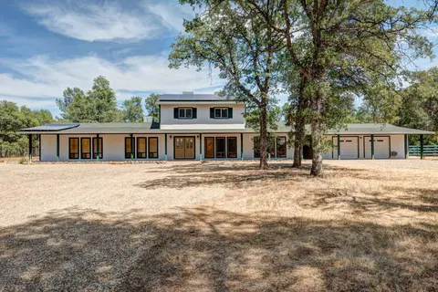 10637 Green Oaks Ln, Redding, CA 96003 photo 1