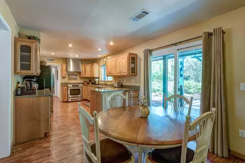 10637 Green Oaks Ln, Redding, CA 96003 photo 11