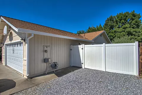 1786 Sterling Dr, Redding, CA 96003 photo 2