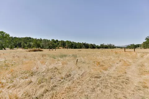 12250 Alpha Ln, Redding, CA 96003 photo 2