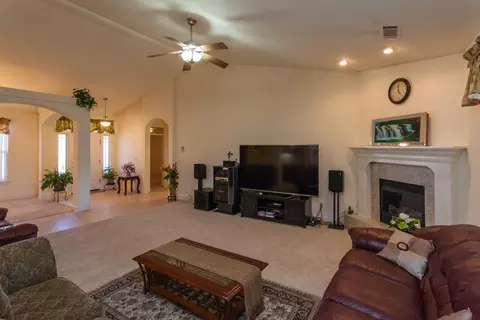 588 Castenda Dr, Redding, CA 96003 photo 4