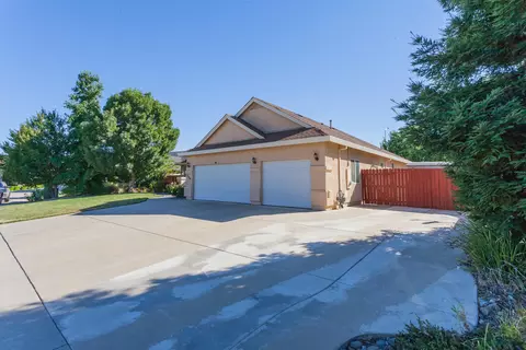 588 Castenda Dr, Redding, CA 96003 photo 2
