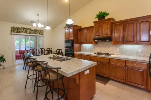 588 Castenda Dr, Redding, CA 96003 photo 11
