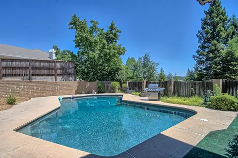 630 Royal Oaks Dr, Redding, CA 96001 photo 3