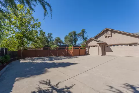 1648 Galway Dr, Redding, CA 96001 photo 3