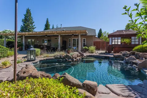1648 Galway Dr, Redding, CA 96001 photo 4