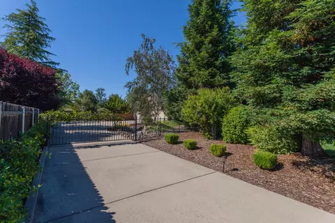 1648 Galway Dr, Redding, CA 96001 photo 1