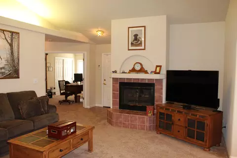 5961 Beaumont Dr, Redding, CA 96003 photo 2