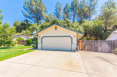 3819 Canterbury Dr, Redding, CA 96002 photo 2